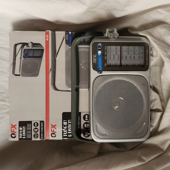 QFX R-24 Retro Radio With Original Box - Picture 1 of 3